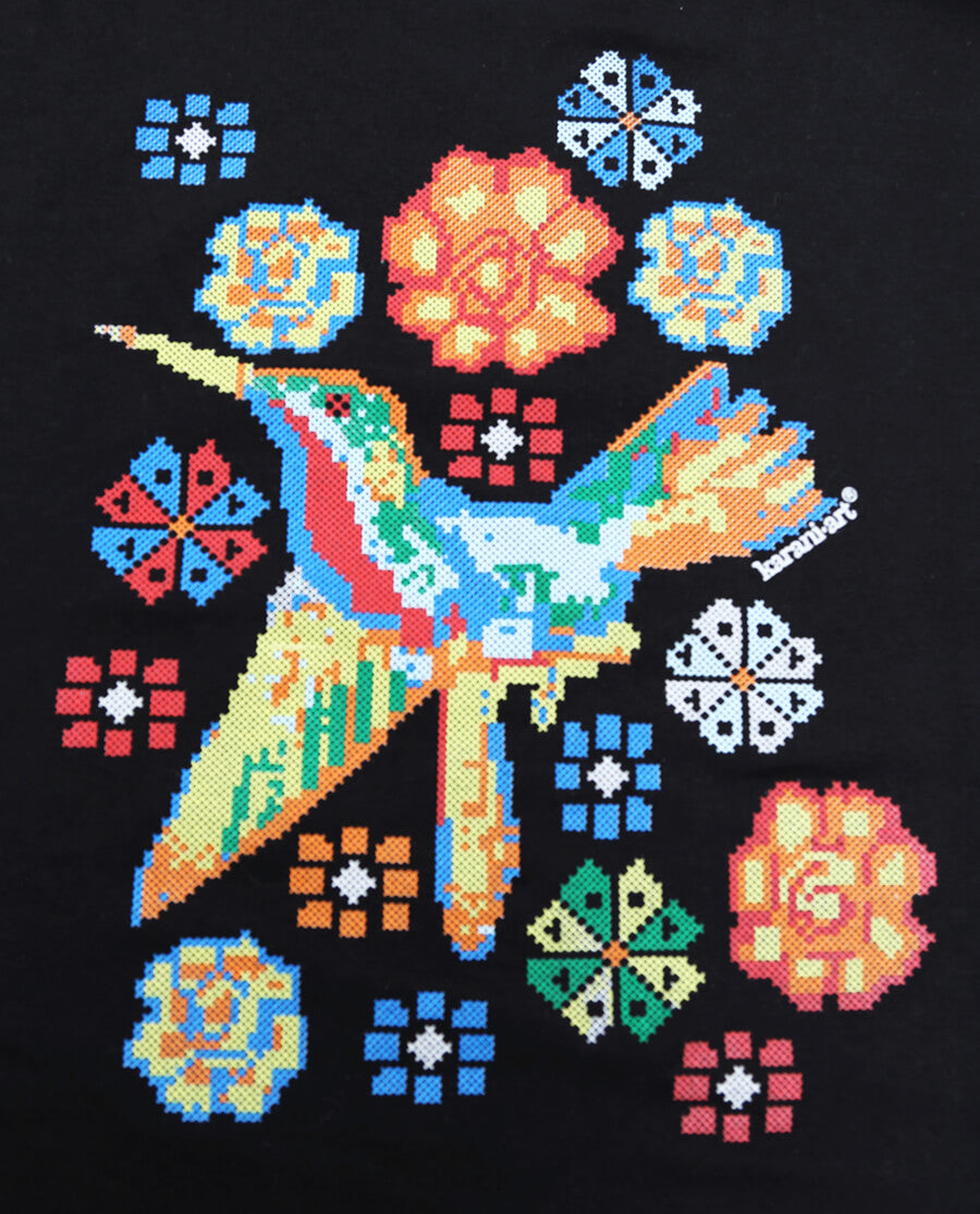 playera-colibri-punto-de-cruz-detalle