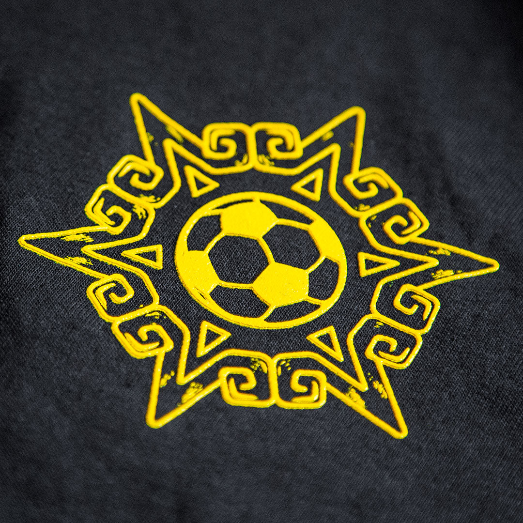 Playera Escudo Azteca | Emblema Guerrero del Fútbol Ancestral