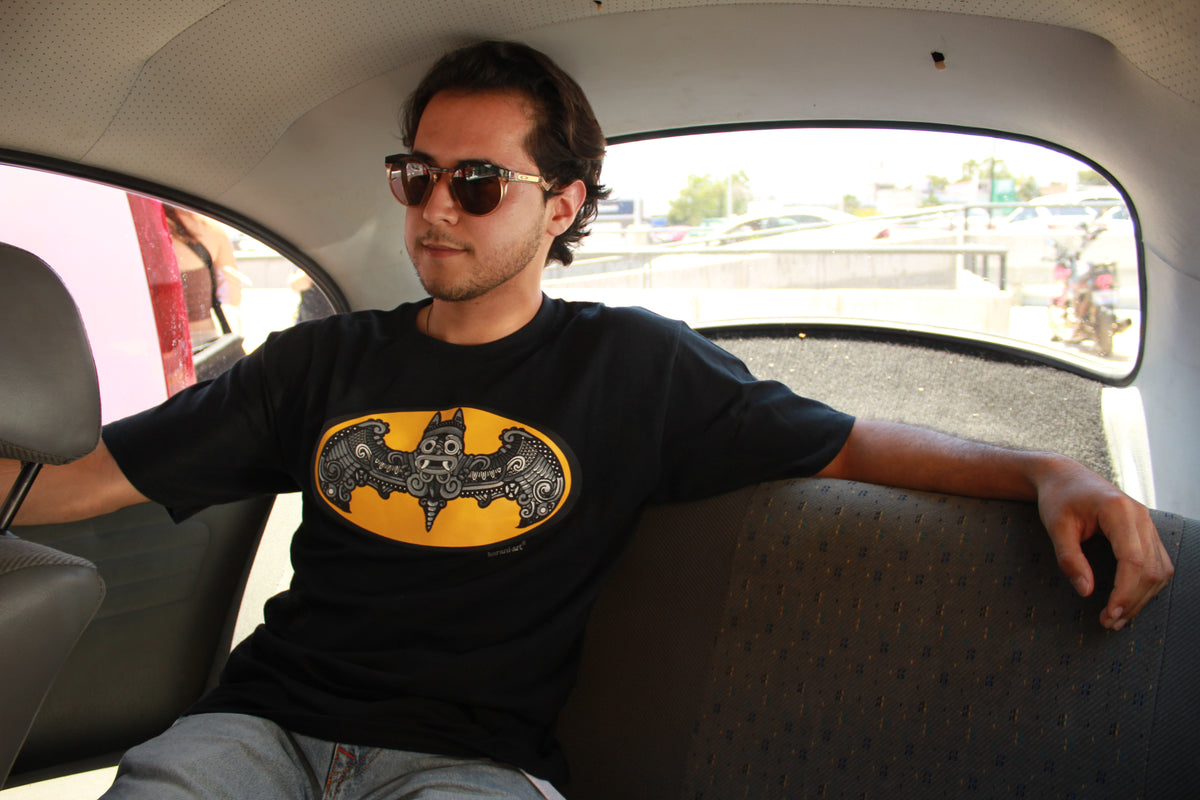 Hombre con playera de diseño mexicano Karani Art